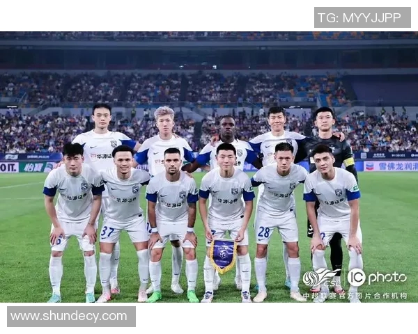 足球巨星同框合影展现荣耀时刻与友谊的珍贵瞬间