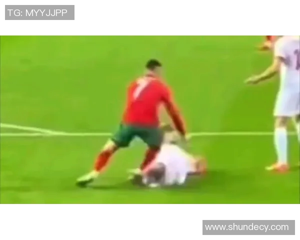 足球明星因意外受伤瘸腿走路展现坚韧不拔的精神与不屈的斗志