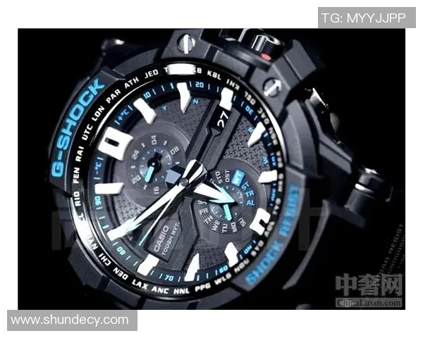 足球明星小罗独特首饰饰品展现个性魅力与时尚风采