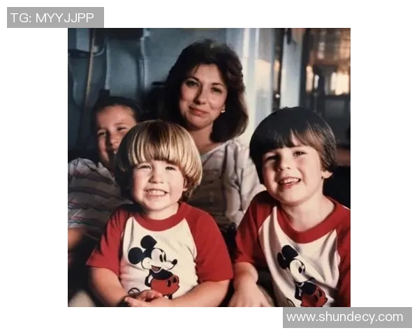 足球明星与母亲温馨合影展现亲情与支持的动人瞬间